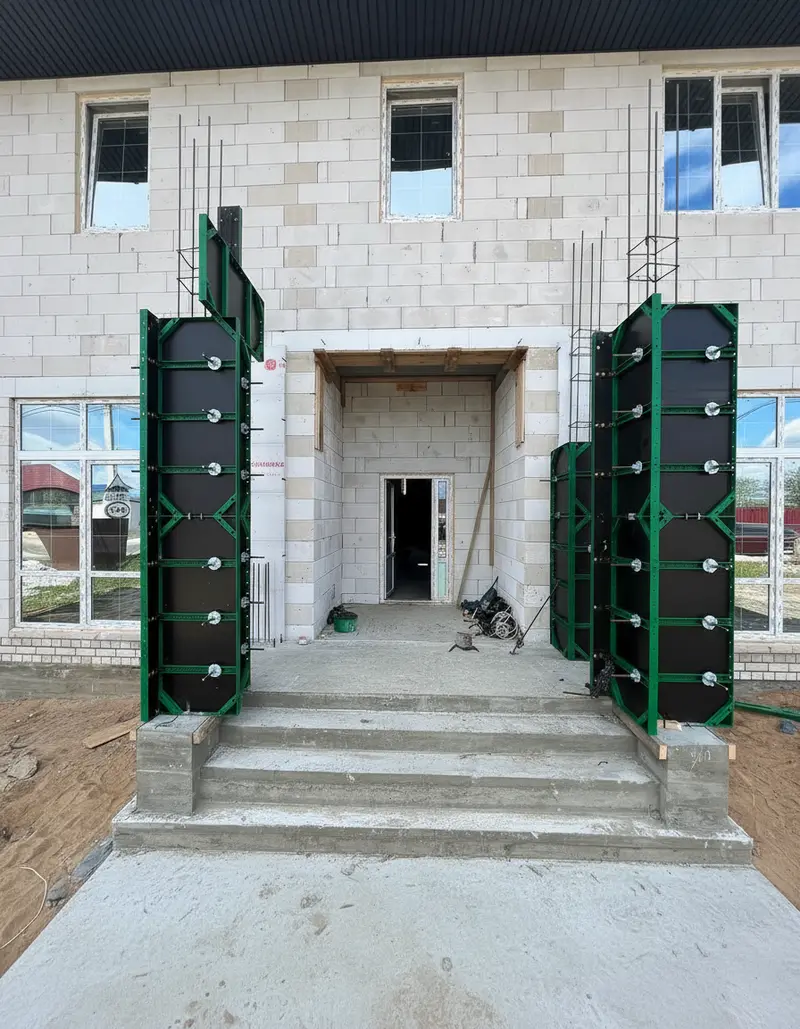 Колонны входной группы в универсальных щитах